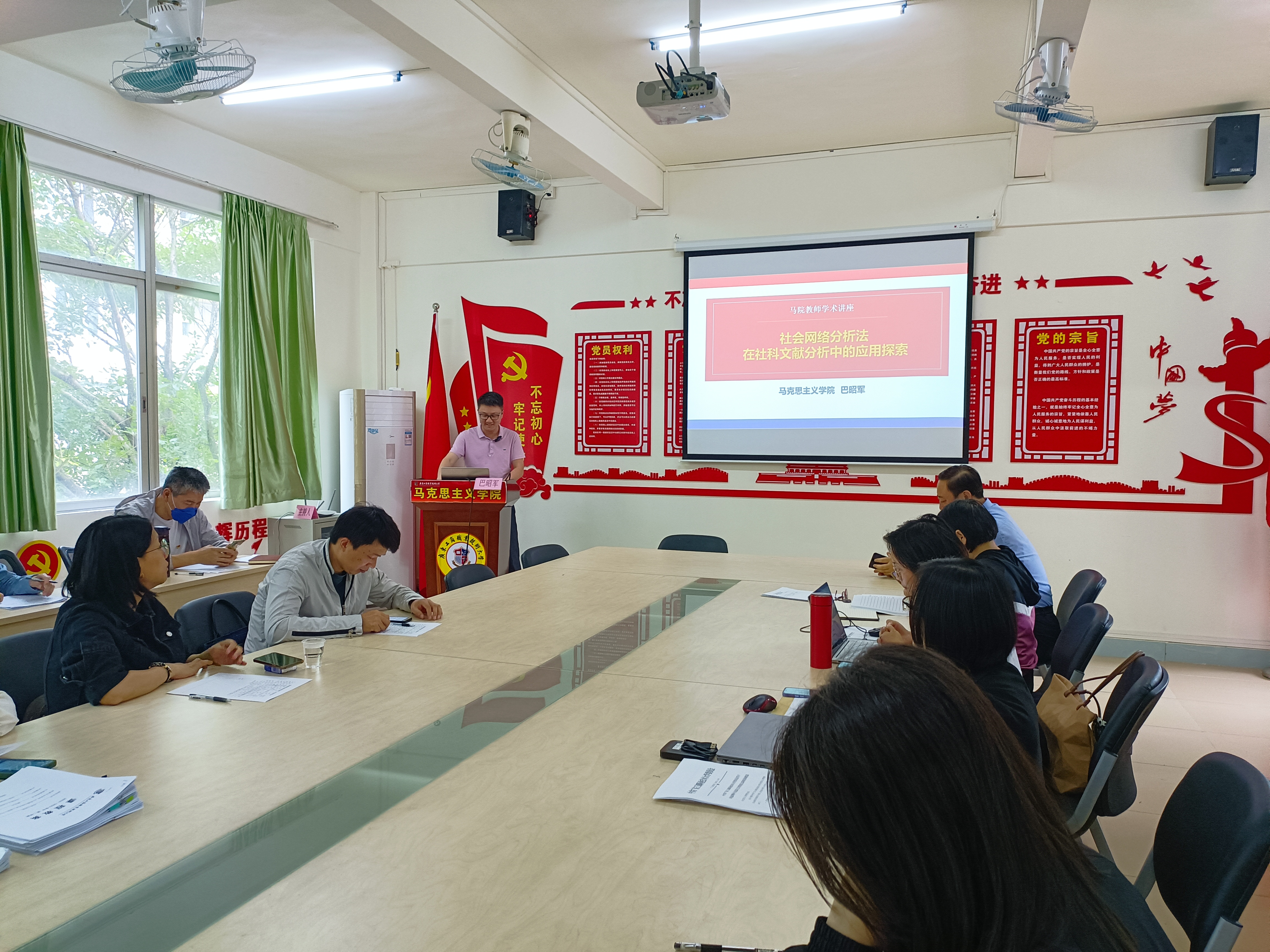 图2-巴昭军老师在讲课中.jpg 图2-巴昭军老师在讲课中.jpg