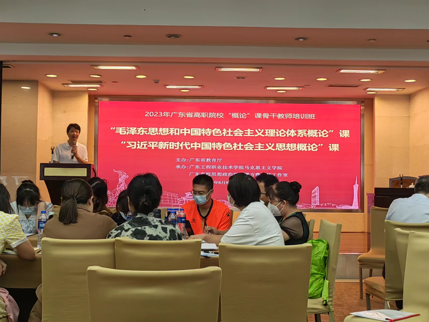 图为陈益华老师在交流会上发言.jpg