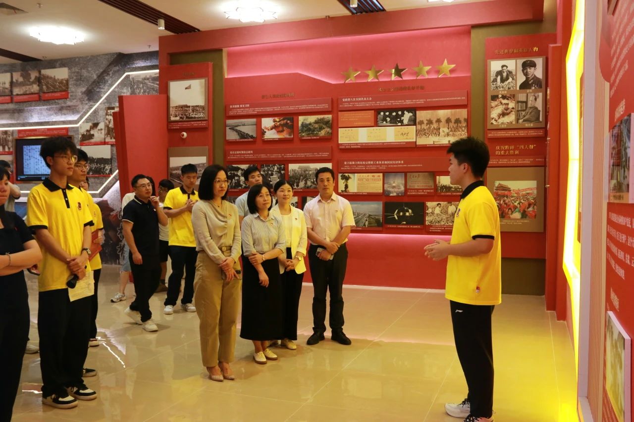 图4学生宣讲团成员为师生讲解.jpg 图4学生宣讲团成员为师生讲解.jpg