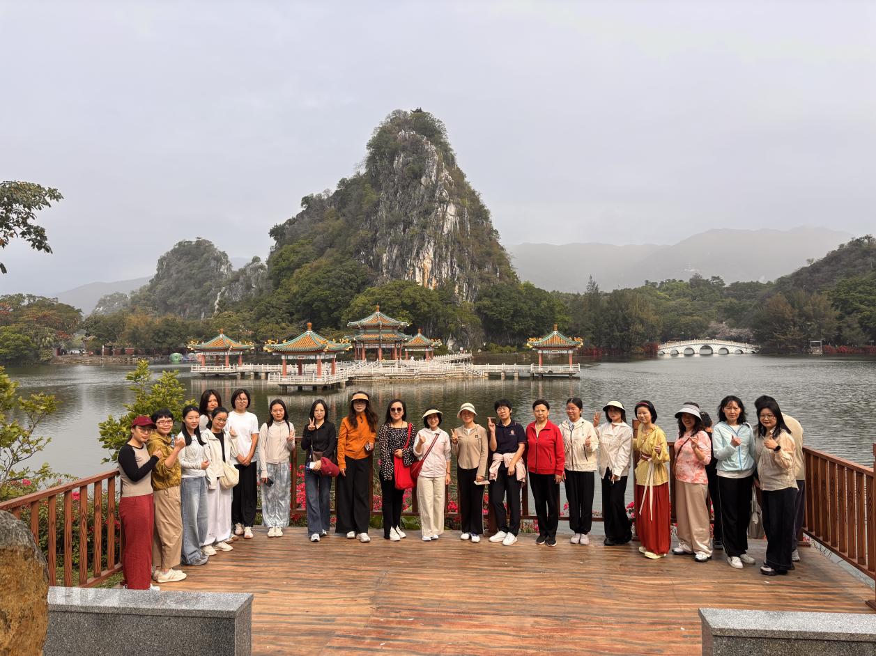 游客合影-湖心亭背景-20250707